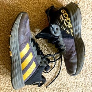 Adidas Men's Size 5 Light Motion Basketball Shoes Black/Grey/Gold Mid Tops